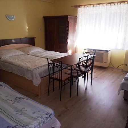 Szivarvany Apartman Дьюла Экстерьер фото