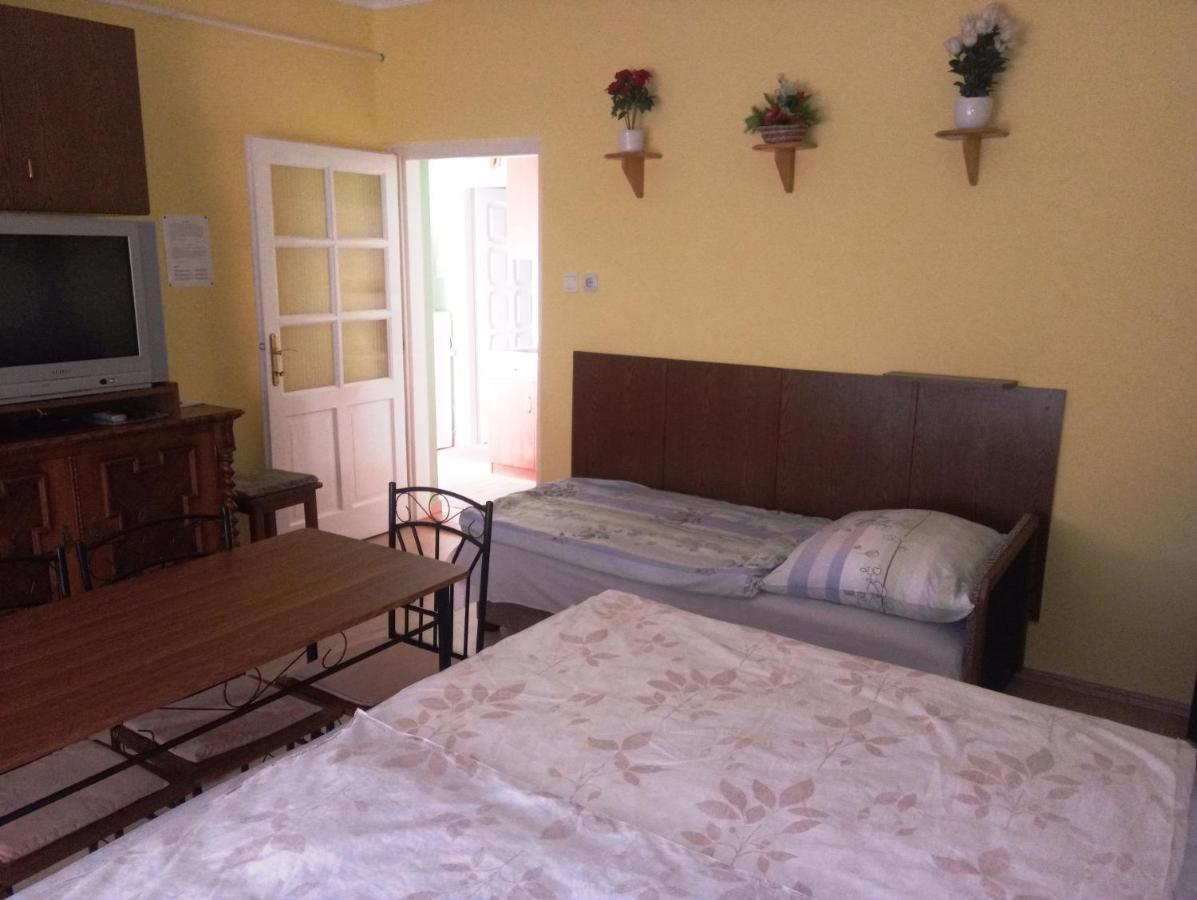 Szivarvany Apartman Дьюла Экстерьер фото