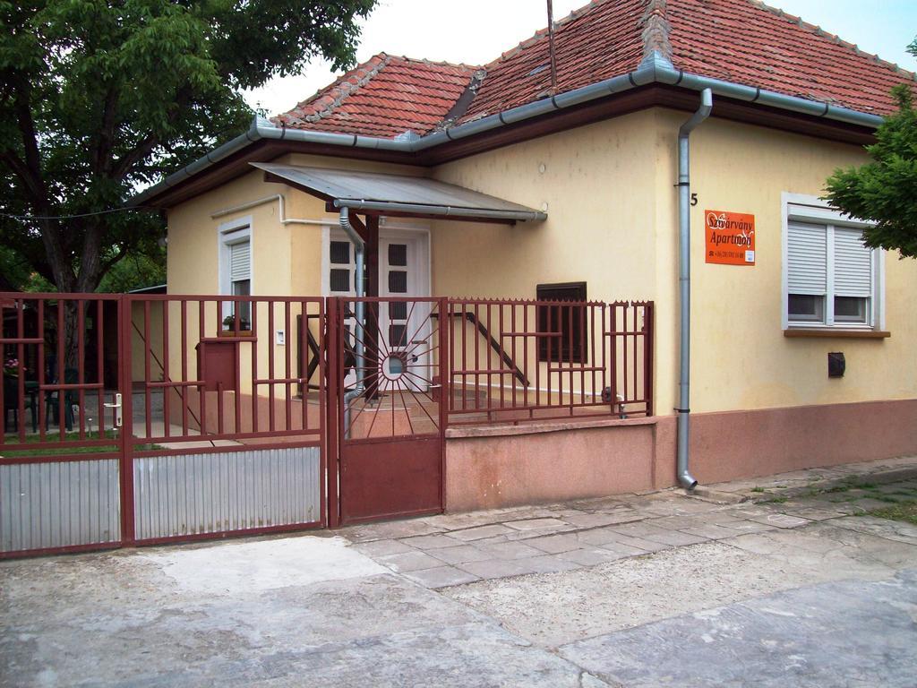 Szivarvany Apartman Дьюла Номер фото