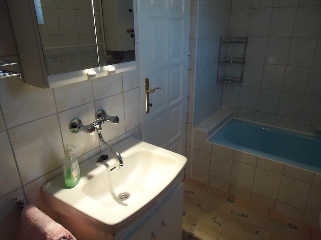 Szivarvany Apartman Дьюла Номер фото