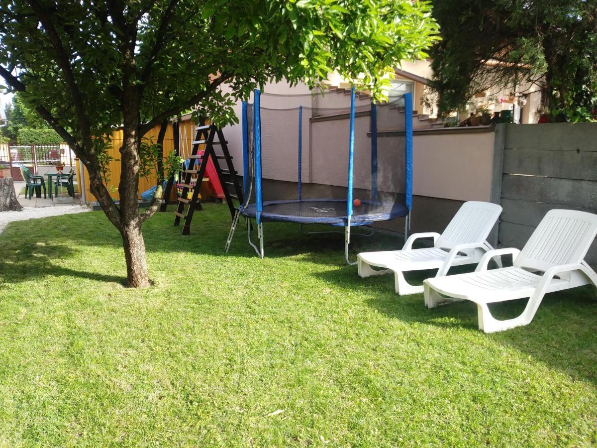 Szivarvany Apartman Дьюла Экстерьер фото