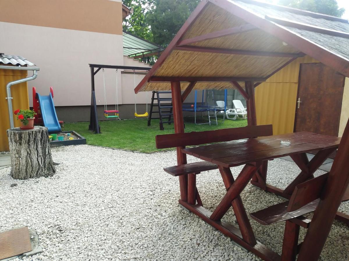 Szivarvany Apartman Дьюла Экстерьер фото