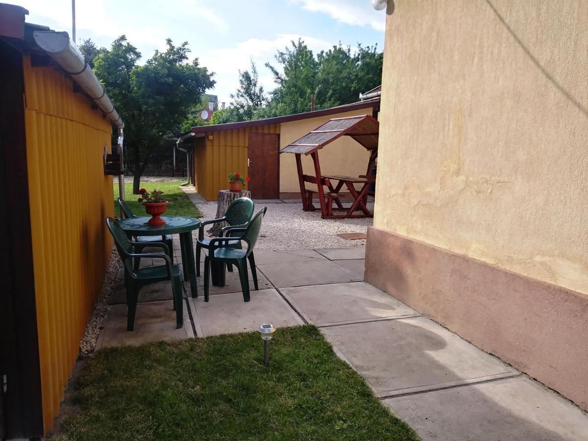 Szivarvany Apartman Дьюла Экстерьер фото