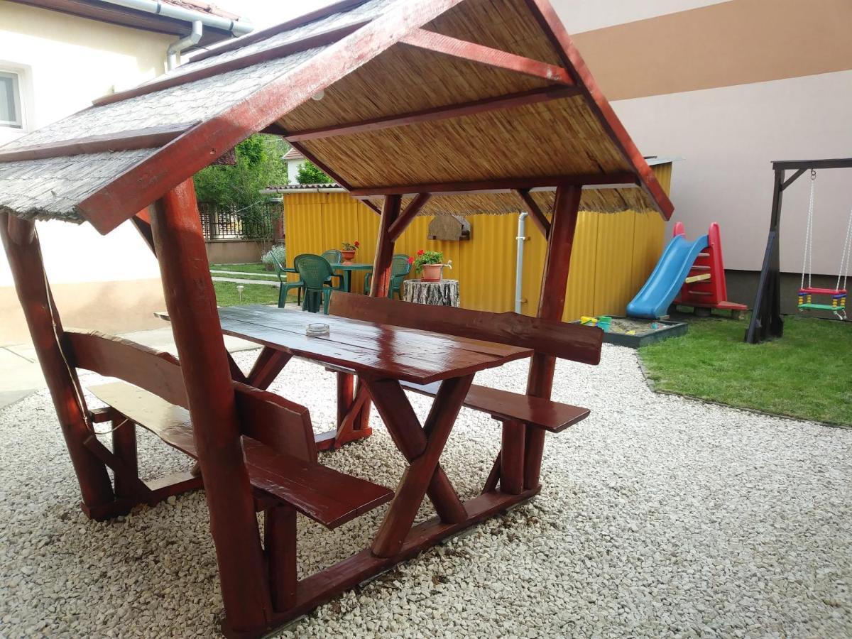 Szivarvany Apartman Дьюла Экстерьер фото